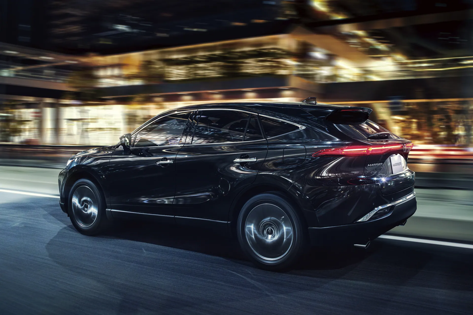 Хар Toyota Harrier шөнийн хотод