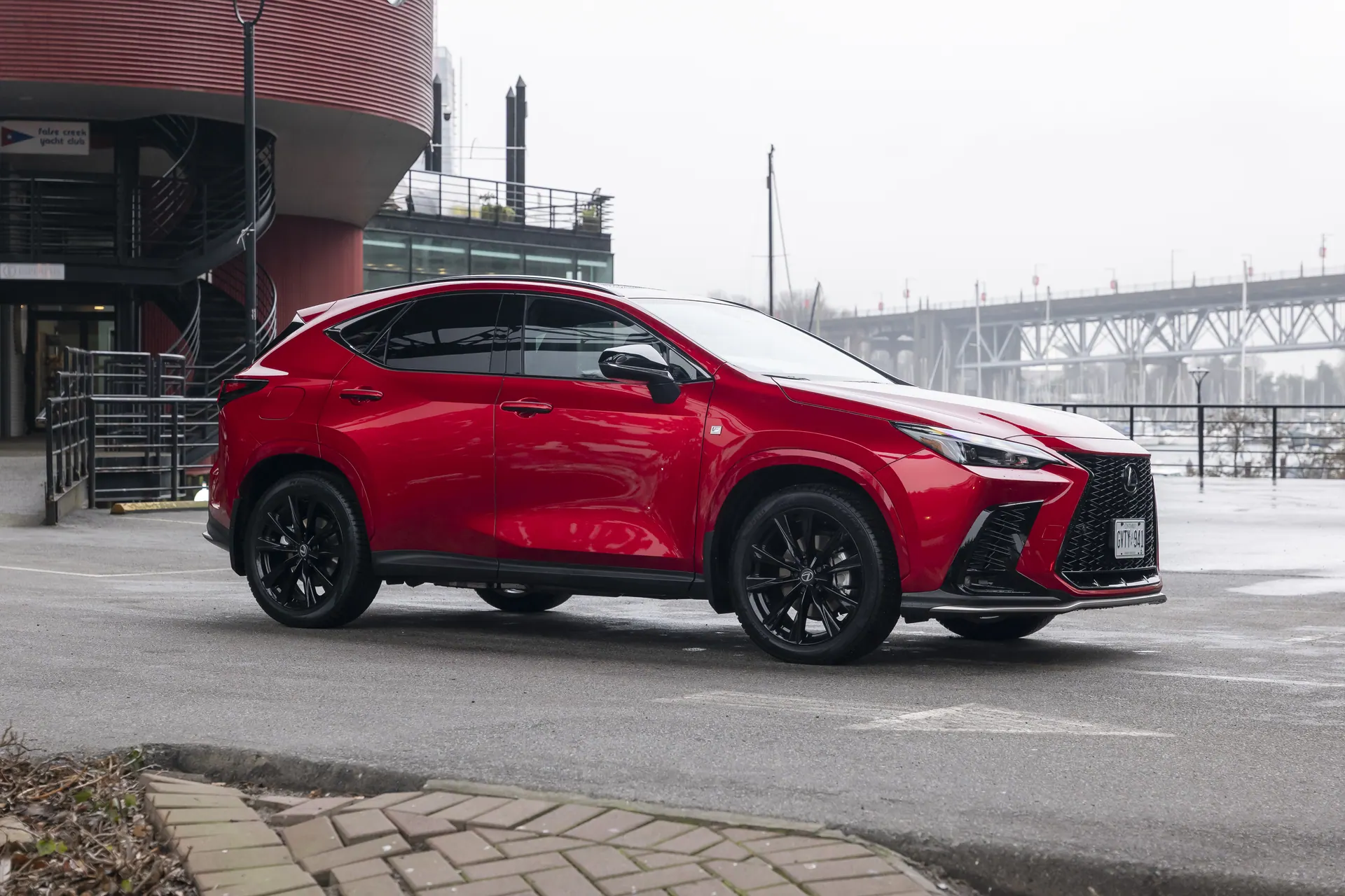 Улаан Lexus NX350h