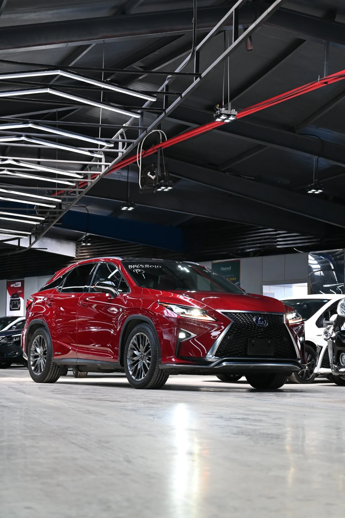 Automart showroom дахь улаан Lexus автомашин